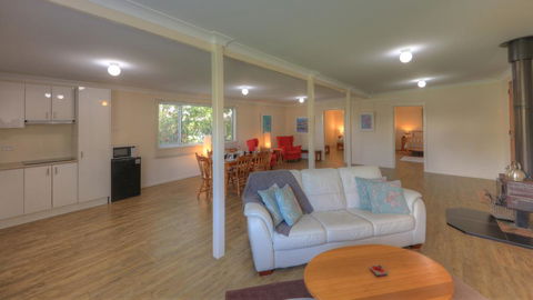 Village Stays Coldstream Gallery Bungalow - Holiday Melbourne 3