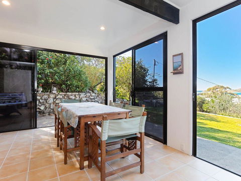 Whale Tales' 78 Lentara Street - FANTASTIC WATER VIEWS OVER FINGAL BEACH - Accommodation Airlie Beach 2