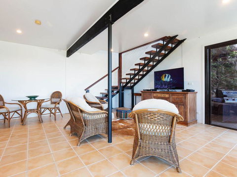 Whale Tales' 78 Lentara Street - FANTASTIC WATER VIEWS OVER FINGAL BEACH - Accommodation Airlie Beach 1