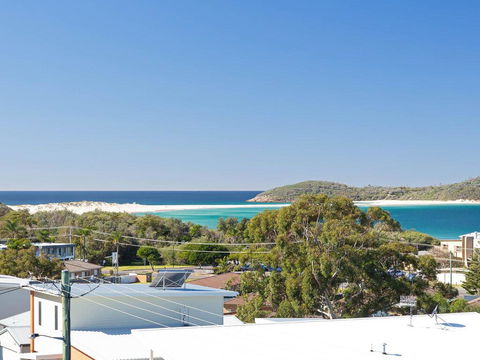 Whale Tales' 78 Lentara Street - FANTASTIC WATER VIEWS OVER FINGAL BEACH - Accommodation Airlie Beach 0