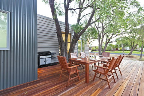 Whatmans Beach House - Holiday Melbourne 1