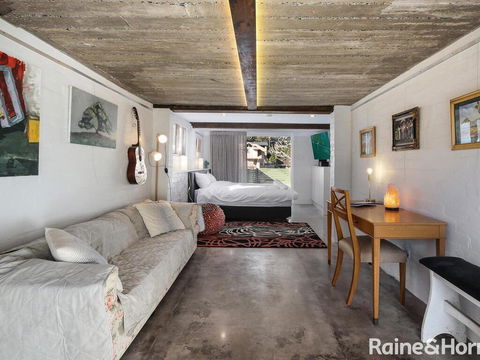 White Beach Studio - 42a Ash Street - Accommodation Airlie Beach 0