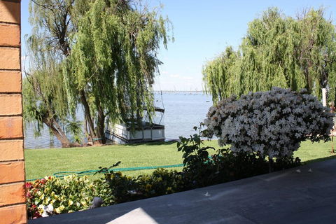 Willow Island - Waterfront - Accommodation Airlie Beach 1