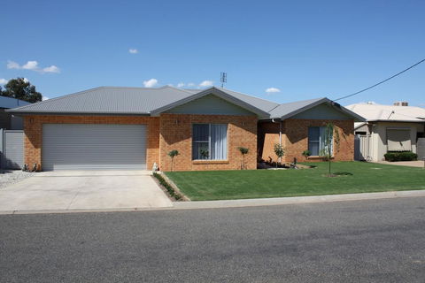 Willow Island - Waterfront - Accommodation Airlie Beach 2