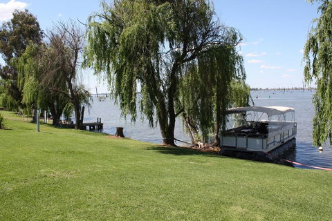 Willow Island - Waterfront - Accommodation Airlie Beach 0