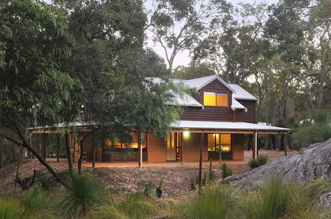 Woodstone Goanna Cottage - Holiday Melbourne 0