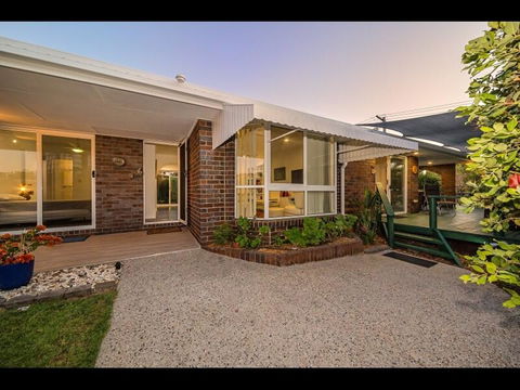 Woorim Secluded Palms Cottage - Accommodation Airlie Beach 0