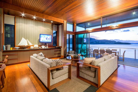 Yacht Club Villa - Whitsundays Tourism 3