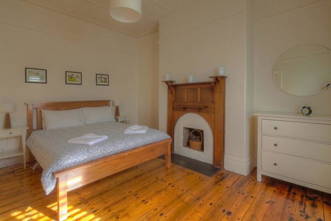 Young's Cottage - Circa: 1861 - Accommodation Airlie Beach 2
