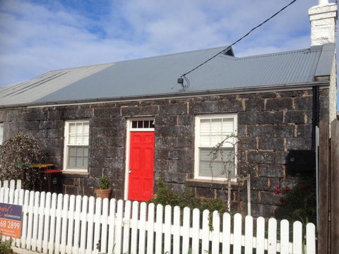 Young's Cottage - Circa: 1861 - Accommodation Airlie Beach 0