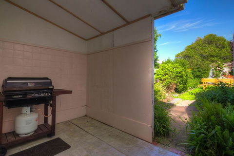 Young's Cottage - Circa: 1861 - Accommodation Airlie Beach 1