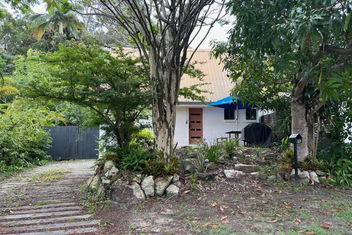 27 Green Valley Drive - Rainbow Beach. Beach Chalet. Pets Welcome with Accommodation Airlie Beach