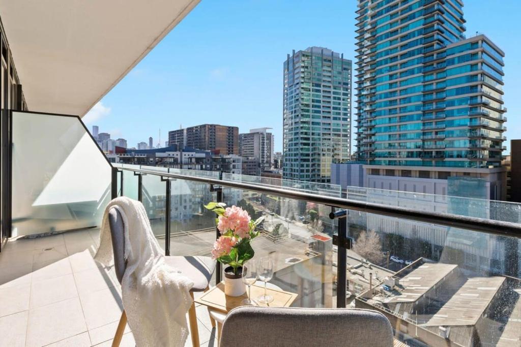 A 2BR Apt Near Shrine Of Remembrance FREE Parking - thumb 0