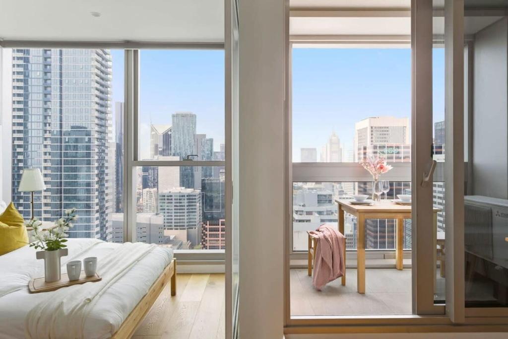 A Comfy 2BR Apt W City Views Near Southern Cross - thumb 0