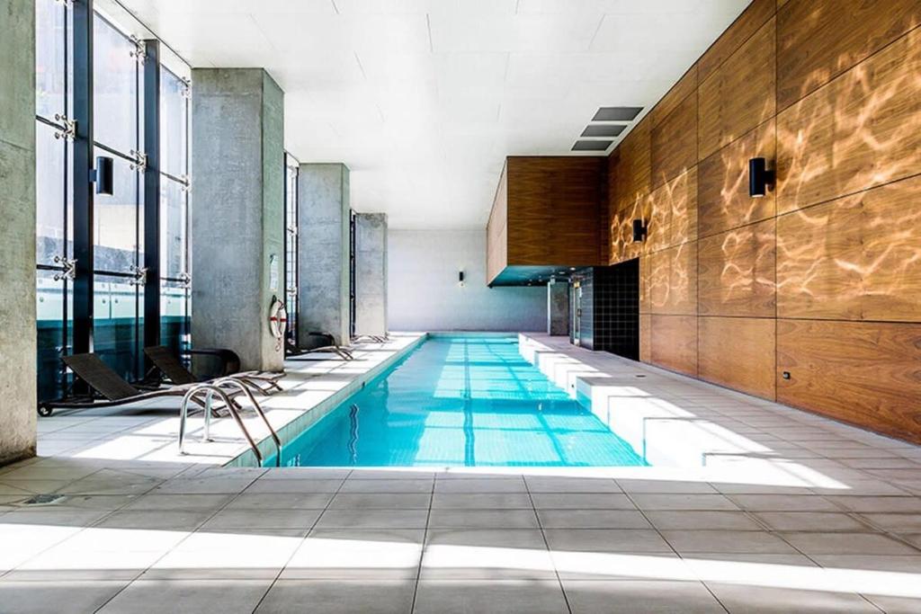 A Stylish & Comfy 2BR Apt Near Southern Cross - thumb 4