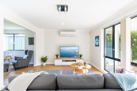 Akoya House 122 Tomaree Rd Pet Friendly Linen Air Conditioning WiFi And Boat Parking - Tourism Bookings WA 2