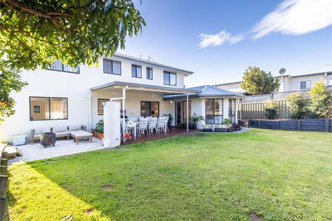 Akoya House 122 Tomaree Rd Pet Friendly Linen Air Conditioning WiFi And Boat Parking - Tourism Bookings WA 0