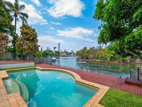 Amazing Broadwater City View Holiday Home With Pool - Tourism Bookings WA 1
