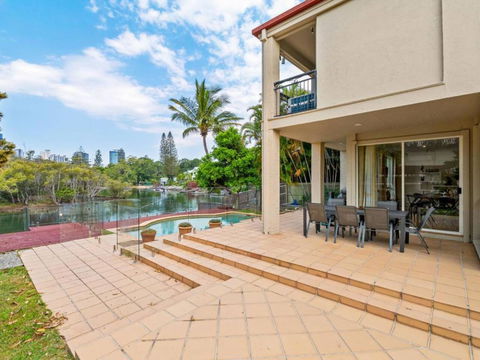 Amazing Broadwater City View Holiday Home With Pool - Tourism Bookings WA 2