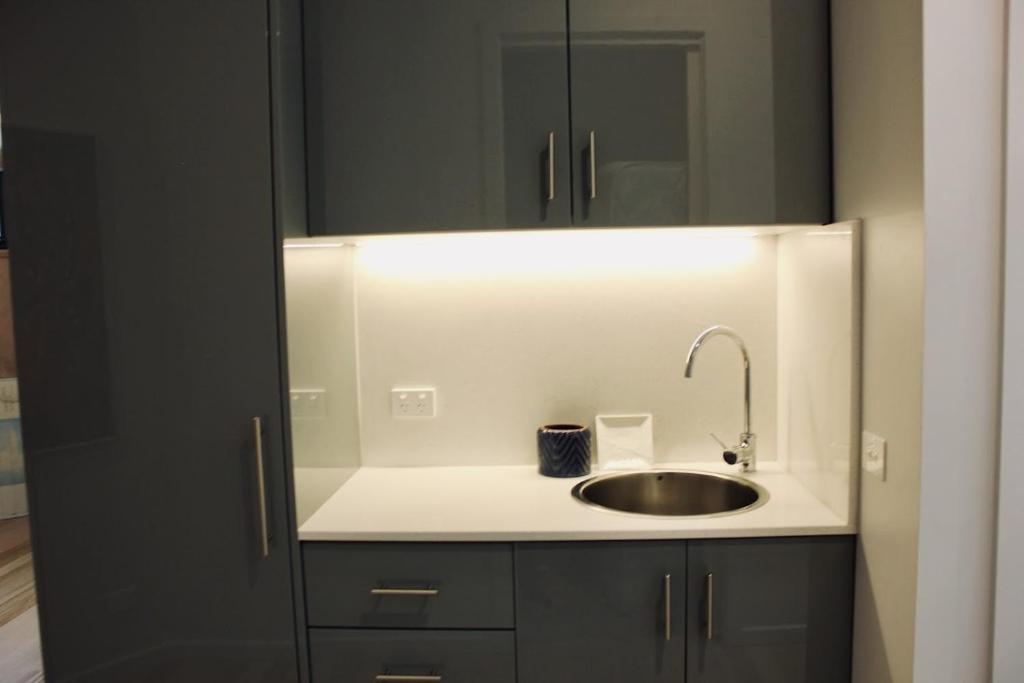 Architectural Crisp & Convenient Location - thumb 3