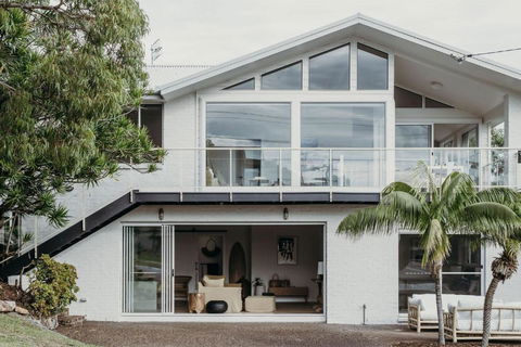 Baybreeze 18 Tomaree Road WiFi Air Conditioning Kitchenette - Carnarvon Accommodation 0