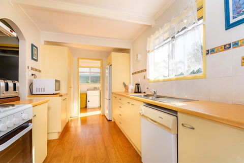 Pet Friendly Cottage In The Heart Of Bribie - Wirraway St, Bongaree - WA Accommodation 7