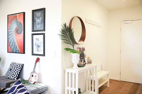 136, Light-filled Homely Box Hill Apt, 2Bed2BathFreeParking - Carnarvon Accommodation 2