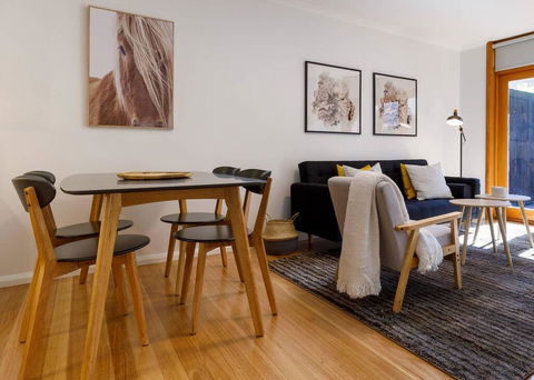 2 Bdrm Apt In Annandale With Courtyard & Parking - Holiday Melbourne 3