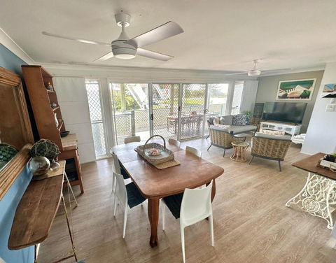 Beachdrift - Classic Beach House - Carnarvon Accommodation 4