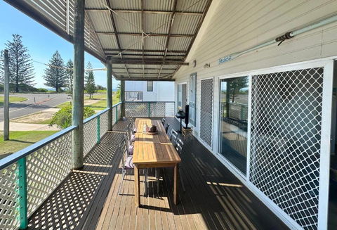 Beachdrift - Classic Beach House - Carnarvon Accommodation 3