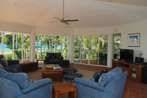 Beaches No 6 - Beachfront Views - Carnarvon Accommodation 2