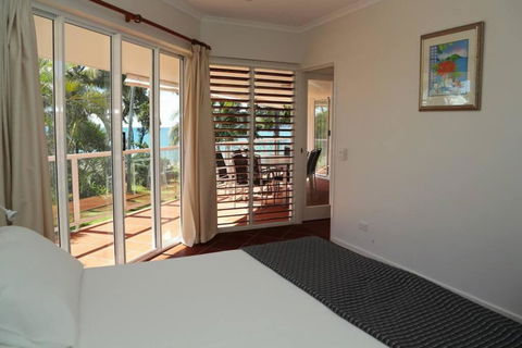 Beaches No 6 - Beachfront Views - Carnarvon Accommodation 3