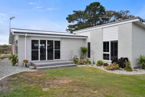 Beachfront Holiday Home Close To Airport - Holiday Melbourne 4