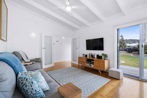 Beachfront Holiday Home Close To Airport - Holiday Melbourne 2