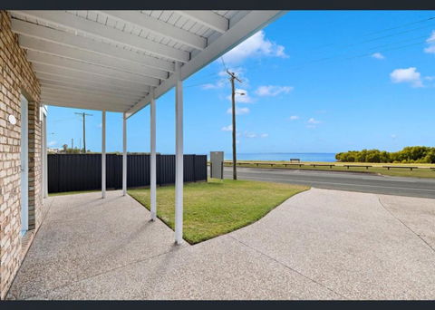 Beachfront Oasis With Private Pool And Nice Views - Carnarvon Accommodation 2