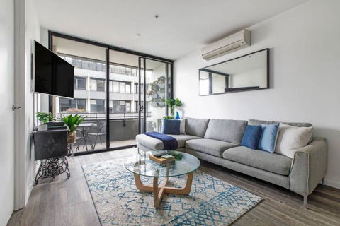 Beautiful 2BR APT With Balcony Pool And Gym - Carnarvon Accommodation 2