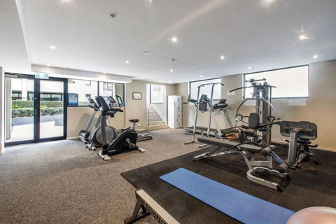 Beautiful 2BR APT With Balcony Pool And Gym - Carnarvon Accommodation 3
