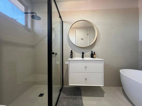 Bespoke Family Sanctuary - Carnarvon Accommodation 4