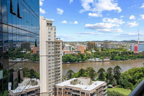 Best Value 2Beds Apt At CBD With Pool Gym Carpark - Carnarvon Accommodation 3