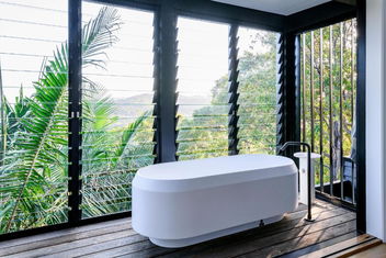 Crane Lodge with Accommodation Airlie Beach