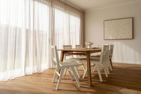 Cream Elegance Brand New Luxury 5BR Ex Display Home - Holiday Melbourne 0