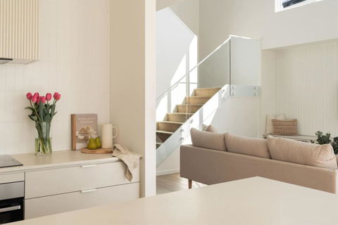 Cream Elegance Brand New Luxury 5BR Ex Display Home - Holiday Melbourne 1