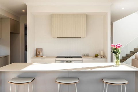 Cream Elegance Brand New Luxury 5BR Ex Display Home - Holiday Melbourne 2