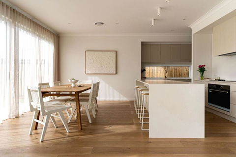 Cream Elegance Brand New Luxury 5BR Ex Display Home - Holiday Melbourne 3