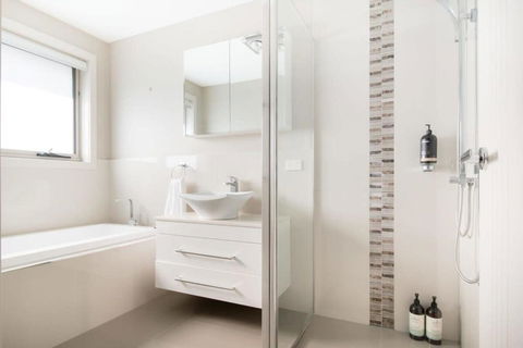 Cute And Cosy 2 Bedroom Unit With Parking And WiFi - Holiday Melbourne 3