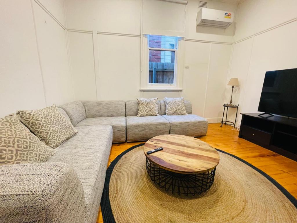 D114 Victorian Central Stay - thumb 2