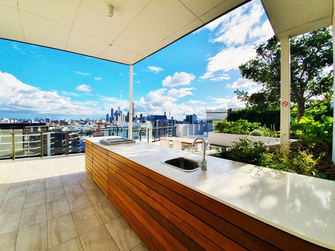 2BR Food & Drink Hub , Gym, Pool, Views, Roof Terrace - Holiday Melbourne 1