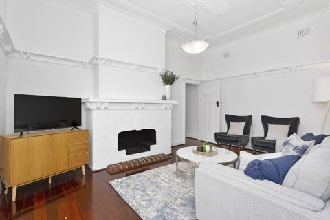 Elegant Art Deco Semi Detached 2-Bed Home By Parks - Accommodation Find 0