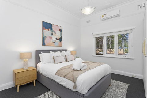 Elegant Art Deco Semi Detached 2-Bed Home By Parks - Accommodation Find 2