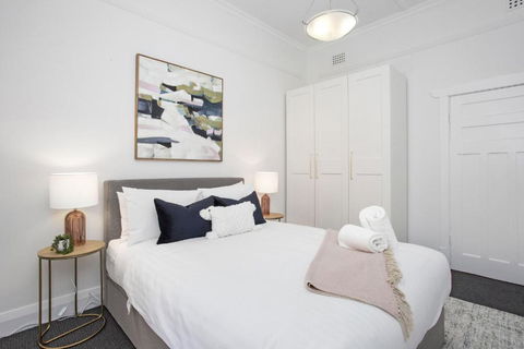 Elegant Art Deco Semi Detached 2-Bed Home By Parks - Accommodation Find 3